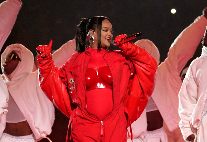 Rihanna a Halftime Show-n jelentette be, hogy ismét terhes