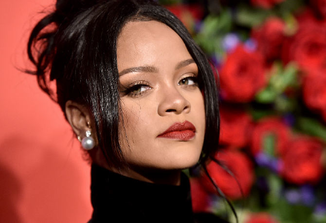 Bréking: Rihanna 6 év után új dalt adott ki