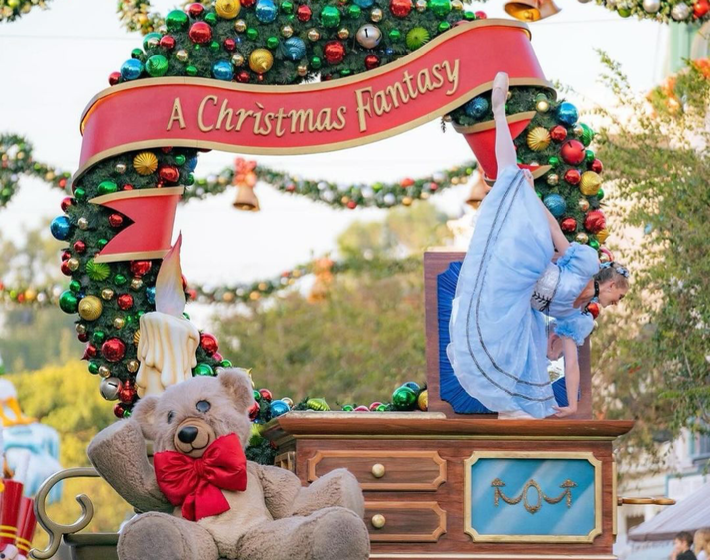 Disneyland karácsonyi dekorációját neked is látnod kell