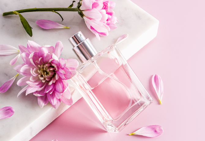 Az 5 legmenőbb édes parfüm, amit a pasik is imádnak