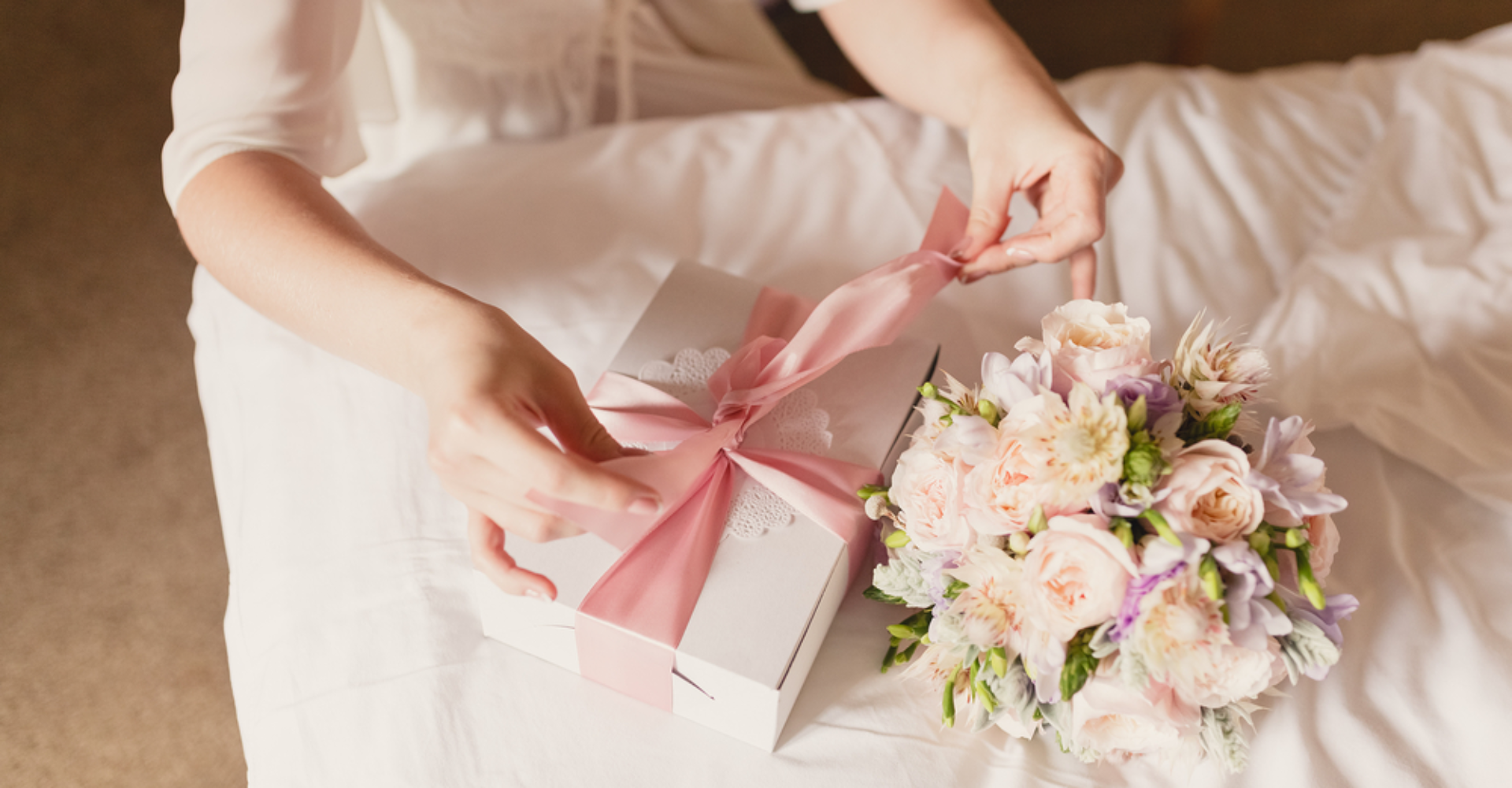 Можно ли дарить 4 цветов. Подарок на свадьбу молодоженам. Что нельзя дарить на свадьб. Постельное белье на свадьбу молодоженам. Какие цветы нельзя дарить на свадьбу молодоженам.