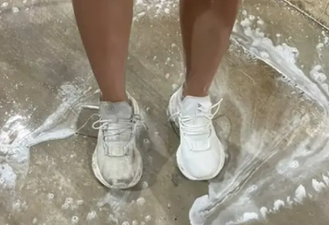 Nem hiszed el, hogy mossa ez a lány a fehér cipőit, az egész internet megőrül érte 