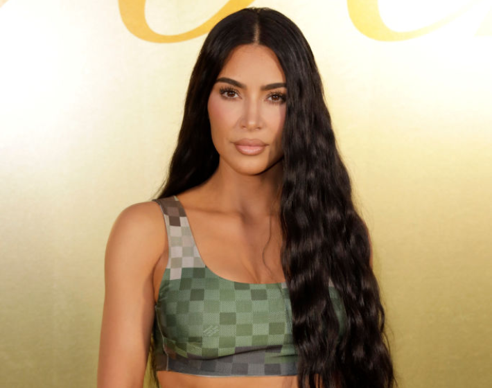 Kim Kardashian 24 ezres alakformálóján kiakadtak a nők, annyira szoros, felvenni is alig lehet