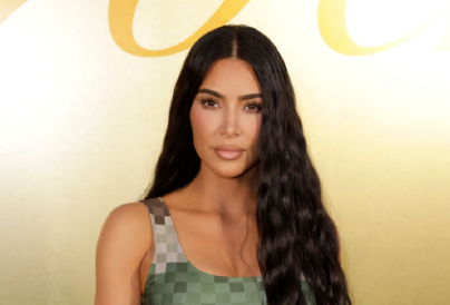 Kim Kardashian 24 ezres alakformálóján kiakadtak a nők, annyira szoros, felvenni is alig lehet