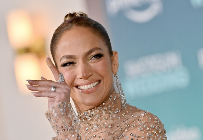 Jennifer Lopez cseresznye-mokka körmeit imádják a nők, ez a szín az ősz kedvence 