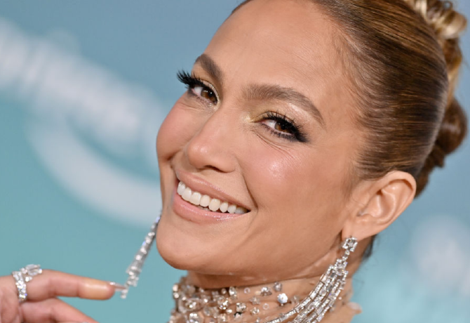Jennifer Lopez babarózsaszín körmeiért rajong most mindenki