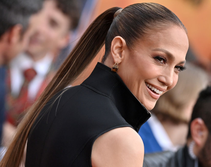 Jennifer Lopez átlátszó ruhába bújt, mindenki imádta a szettjét 