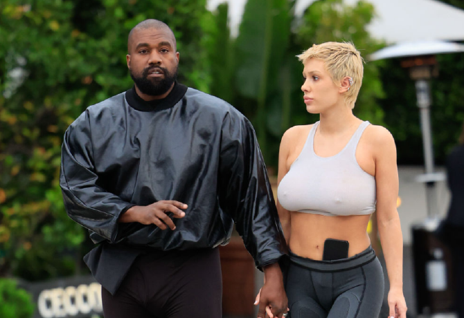 Kiakadtak az emberek Kanye West feleségének a szettjén: cipő nélkül, harisnyában ment az utcára