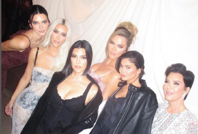 Áll a bál: Kourtney Kardashian nekiment Kim Kardashiannek, durva dologgal vádolja