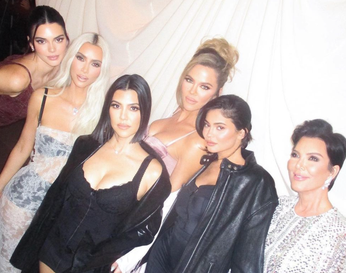 Áll a bál: Kourtney Kardashian nekiment Kim Kardashiannek, durva dologgal vádolja