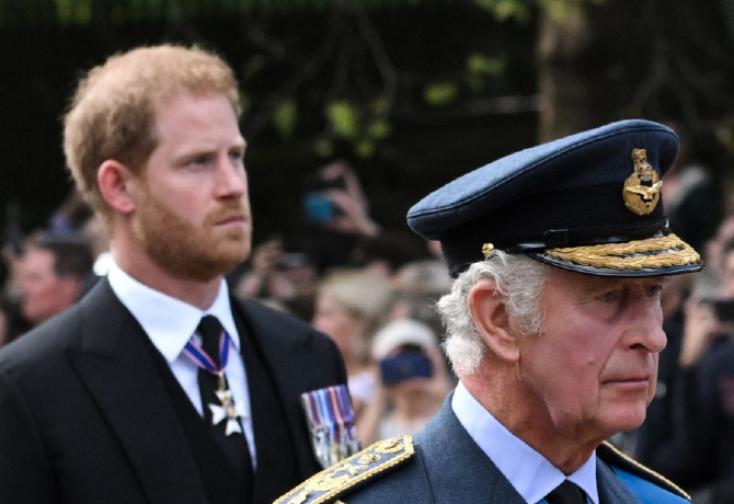 Fotó: Harry herceg megérkezett Károly királyhoz, ezt lehet tudni a találkozójukról 