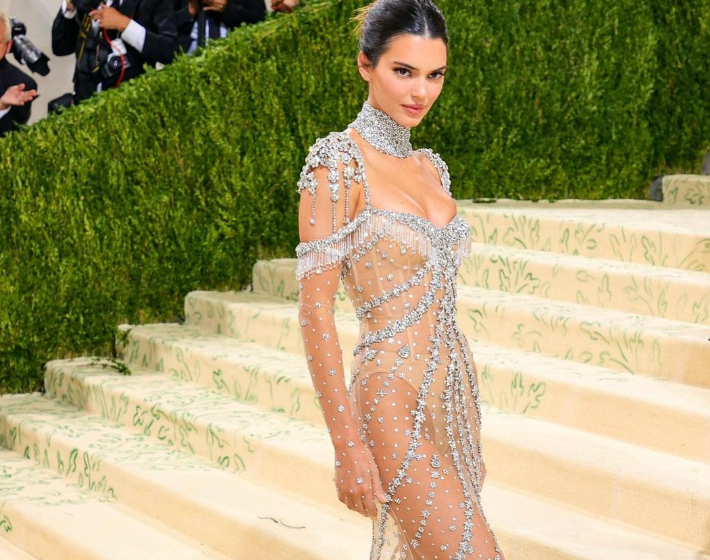 Kendall Jenner ruhájára figyel mindenki: alig fedett mellekkel jelent meg