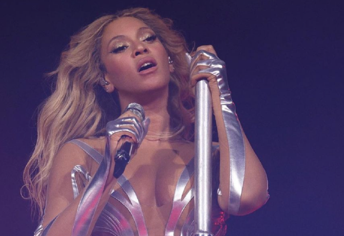 Beyoncé mindenkit sokkolt: platinaszőke hajjal jelent meg a vörös szőnyegen