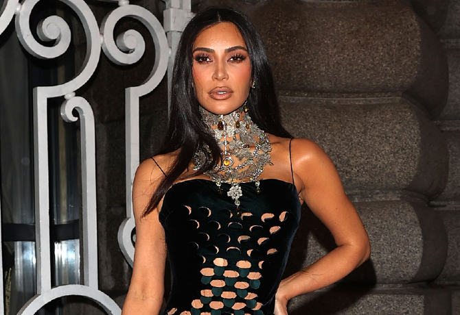 Kim Kardashiant félmeztelen fotója miatt támadja a világ
