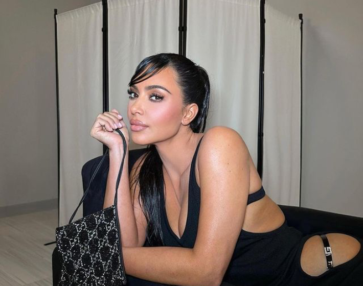 Kim Kardashian megmutatta az eredeti haját, sokkot kaptak a rajongók 