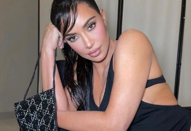 A kommentelők nem bírnak magukkal: Kim Kardashian-t alázzák szettje miatt