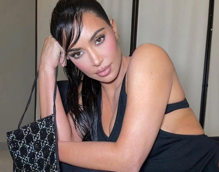 A kommentelők nem bírnak magukkal: Kim Kardashian-t alázzák szettje miatt