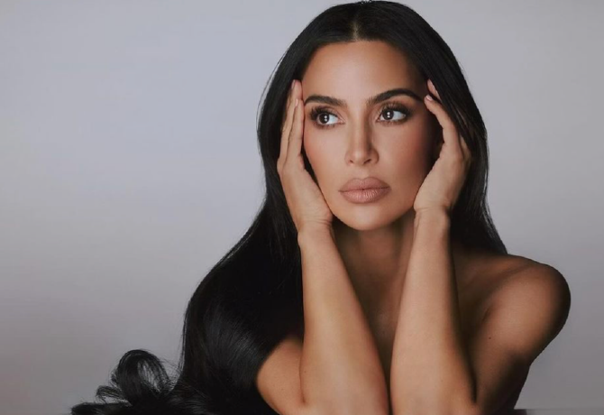 „Ebbe mégis ki fér bele?” - Kim Kardashian 10 ezer forintos bugyiján felháborodtak a nők