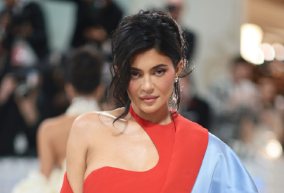 Kylie Jenner különleges ruhában mutatta meg a hihetetlenül vékony derekát