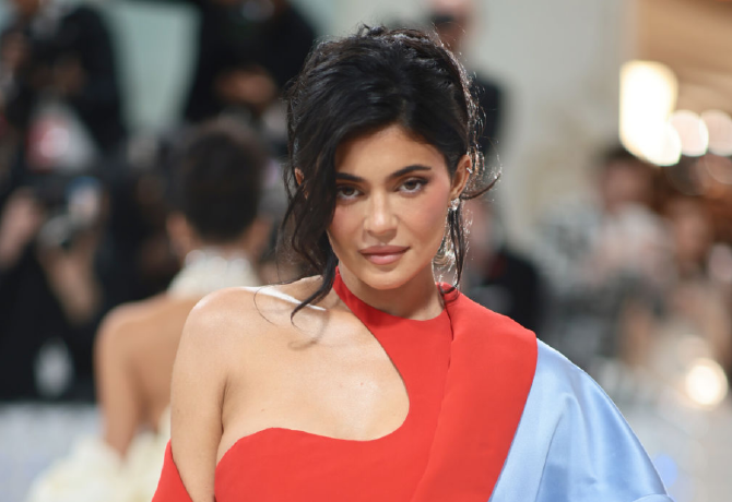 Kylie Jenner különleges ruhában mutatta meg a hihetetlenül vékony derekát