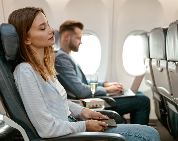 Őrületes balhét rendezett a repülőn egy tini, mert plus size utasok közé ültették