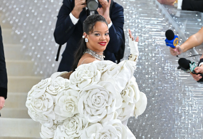 Fehérneműben pózol a várandós Rihanna, sokan kiakadtak a fotókon