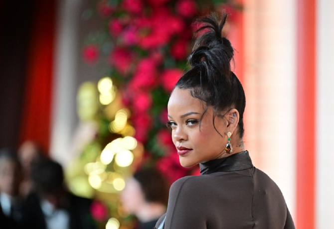 Rihanna lila kabátja tartja lázban a rajongókat, elképesztően menő