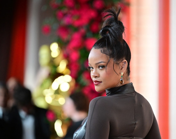 Rihanna lila kabátja tartja lázban a rajongókat, elképesztően menő