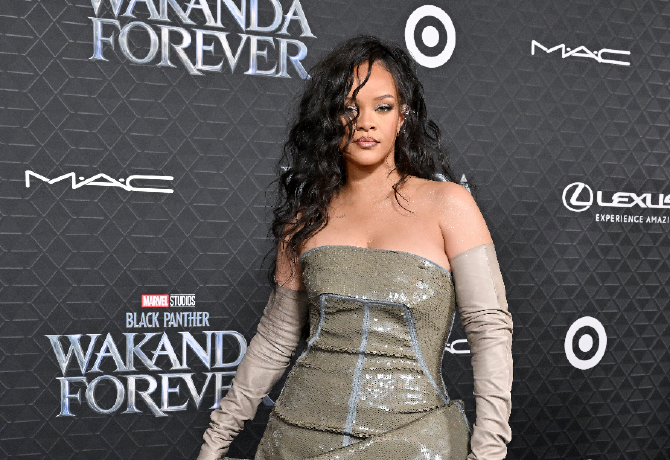  Fotók: Rihanna hatalmas terhespocakot villantott