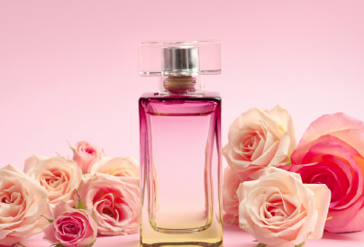 Az 5 legjobb rózsás parfüm, amiért rajonganak a pasik