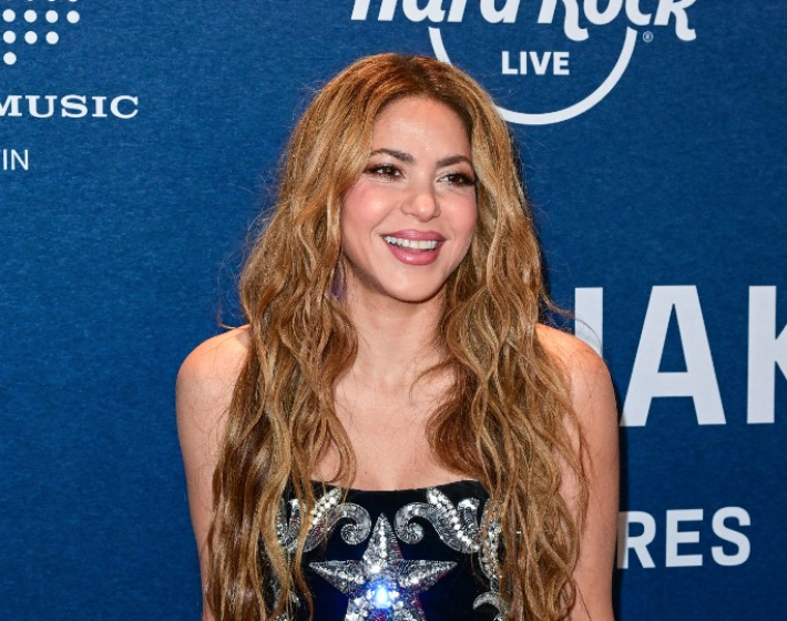 A 47 éves Shakira összejött az Emily Párizsban 31 éves sztárjával, itt vannak a részletek 