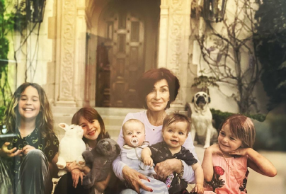 Ritka fotó: Sharon Osbourne mind az 5 unokájával közös fotót posztolt