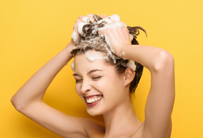 Ha így mosod meg a hajad, sokkal tovább marad friss 