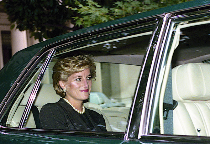 Fotó: Közel 400 millió forintért kelt el Diana hercegné pulóvere