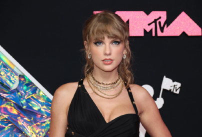 Videó: Taylor Swift a kamerák előtt törte el a 4 millió forintos gyűrűjét