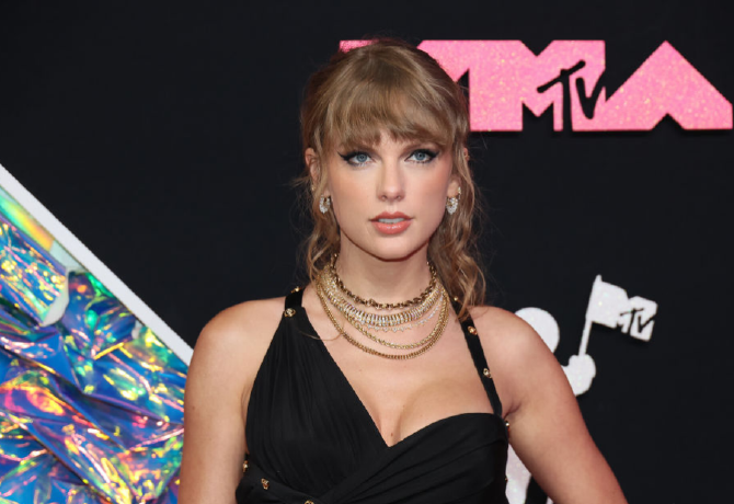 Videó: Taylor Swift a kamerák előtt törte el a 4 millió forintos gyűrűjét
