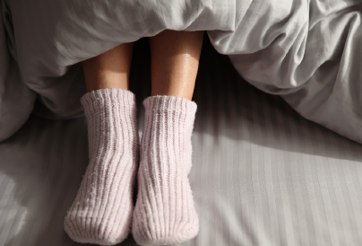 Veszélyes zokniban aludni? Szakértők elárulták!
